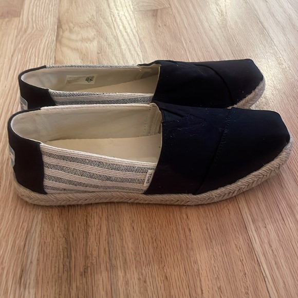 Tom’s slip on shoes in black and striped pattern size 7 women’s - Picture 2 of 8